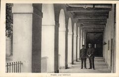 La POSTAL Militaria de la VENDIMIA acuartela la corte del interior de las arcadas