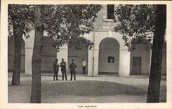 La POSTAL Militaria de la VENDIMIA acuartela la corte interior