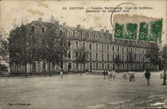 Los cuarteles de Militaria de la POSTAL de la VENDIMIA Saintes acuartelan la corte de Taillebourg de Solferino juntos del nuevo edificio