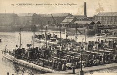 CPA Bateau de guerre Cherbourg Arsenal militaire Le poste des torpilleurs 