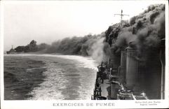 CPA Bateau de guerre Exercices de fumme