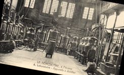 CPA La Benedictine a Fecamp Laboratoire Appareils a distiller 