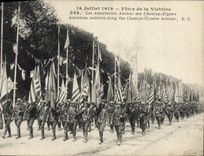 CPA Militaria Paris Les fetes de la Victoire 14 juillet 1919 Les americains Avenue des Champs Elysees