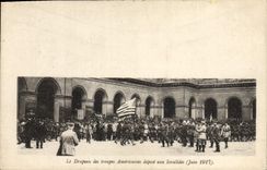 CPA Militaria le drapeau des troupes americaines depose aux Invalides Juin 1917