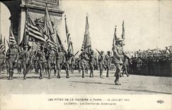 CPA Militaria Paris Fetes de la Victoire 14 juillet 1919 Le defile Les etendards americains