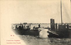 CPA Bateau Guerre A bord d'un torpilleur Lancement d'une torpille