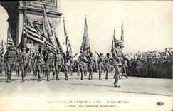 CPA Militaria Fetes de la Victoire 14 juillet 1919 Le defile Les etendards americains