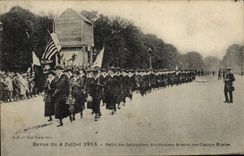 CPA Militaria Revue du 4 juillet 1918 Defile des infirmieres americaines Avenue des Champs Elysees