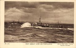 CPA Bateau Guerre Vent debout avec les tourelles
