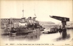 CPA Bateau Guerre Brest Le pont national ouvert pour le passage d'un cuirasse