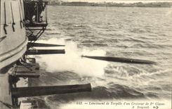 CPA Bateau Guerre Lancement d'une torpille d'un croiseur de 1ere classe