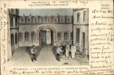 CPA Prison Les gaietes de l'escadron La cour du quartier Corvee de prison Parfumerie des galeries de St Martin 