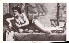 CPA Nu erotique Femme Chrysantheme