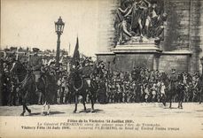 CPA Militaria Fetes de la Victoire Le general Pershing vient de passer sous l'arc de Triomphe 