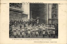 CPA Militaria Vers le regne du Sacre Coeur 11 novembre 1918 Le drapeau du Sacre Coeur a l'Arc de Triomphe Enfants