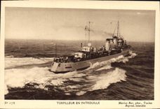 VINTAGE POSTCARD Boat War Destroyer in patrol