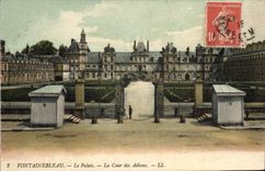 VINTAGE POSTCARD Palate of Fontainebleau the Palate Court of the Good-byes