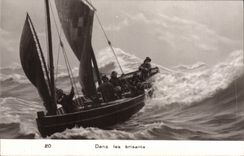 CPA Bateau Voilier Dans les brisants