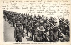 CPA Militaria Le defile des premieres troupes americaines debarquees en France Juin 1917