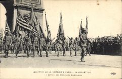 CPA Militaria Fetes de la Victoire 14 juillet 1919 Le defile Les etendards americaines