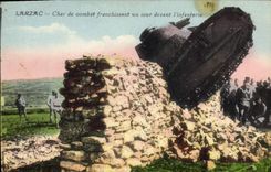 CPA Militaria Tank Larzac Char de combat franchissant un mur devant l'infanterie