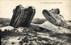 Los tanques de Renault del tanque de Militaria de la POSTAL de la VENDIMIA en terreno desigual