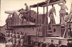 CPA Militaria Canon Artillerie lourde sur voie ferre