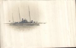 CPA Bateau Guerre Fantaisie Femme 