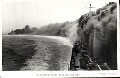 CPA Bateau Guerre Exercice de fumee
