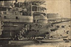 VINTAGE POSTCARD Boat War Descent of the companies of unloading