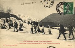 CPA Sports d'hiver Ski Pyrenees Skieurs et Lugges sur les pentes de neige pendant un concours 