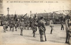 VINTAGE POSTCARD Militaria festivals of the Victoire July 14th, 1919 aviators