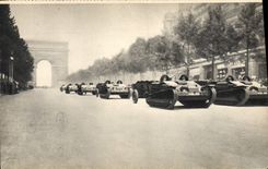 CPA Militaria Tank Paris Champs Elysees