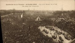 La apoteosis del tanque de Militaria de la POSTAL de la VENDIMIA victoria del 14 de julio de 1919 los tanques cierra la torre Eiffel de París de la procesión