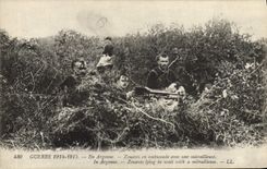 CPA Militaria En argonne Zouaves en embuscade avec une Mitrailleuse