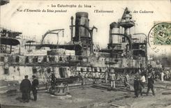 CPA Bateau Guerre Catastrophe du Iena Vue d'ensemble du Iena pendant l'enlevement des cadavres