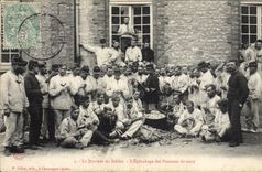 CPA Militaria La journee du soldat l'epluchage des pommes de terre