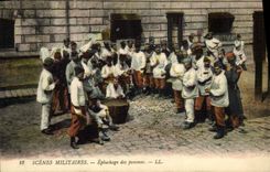 CPA Militaria Epluchage des pommes