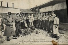 CPA Militaria Fontainebleau Corvee de pommes de terre des ordonnances subsistants 