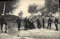 El campo de Militaria de la POSTAL de la VENDIMIA del fuego tiene Chambaran Batterie el cargar de un arma