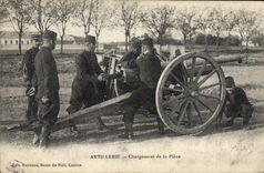 CPA Militaria Artillerie Chargement de la piace 