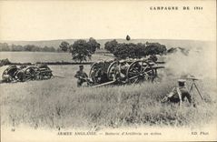 CPA Militaria Armee anglaise Batterie d'artillerie en action