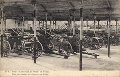 CPA Militaria Parc de canons de reserve au front 