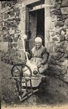 CPA Folklore Auvergne Une fileuse 