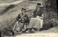 CPA Folklore Environs de Vichy Busset Types de Bourbonnaises 
