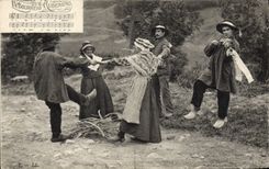 CPA Folklore Auvergne La bourree