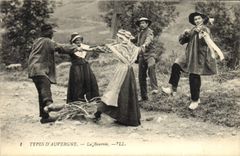 CPA Folklore Auvergne La bourree