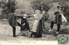 CPA Folklore Auvergne La bourree 