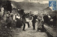 CPA Folklore Auvergne La bourree