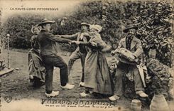 CPA Folklore Auvergne La bourree